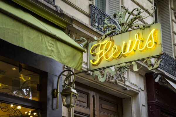 Vintage,Neon,Sign,For,Flower,Shop,In,Paris,,Displaying,Fleurs