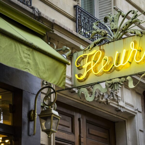 Vintage,Neon,Sign,For,Flower,Shop,In,Paris,,Displaying,Fleurs